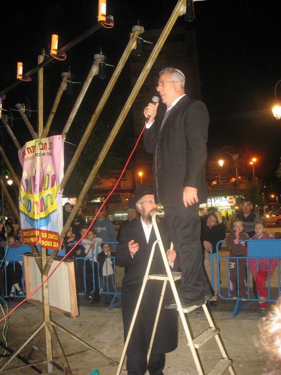 ראש העיר מר יצחק אוחיון - בהדלקת נר השמיני.